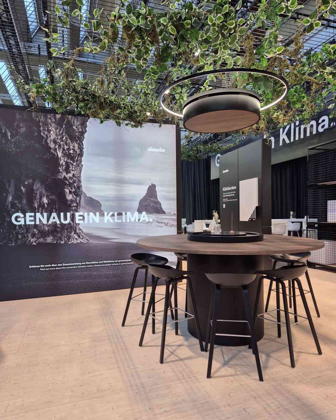Kampmann Kadius in effetto legno, con anello luminoso, installazione allo stand fieristico Kampmann ISH 2025